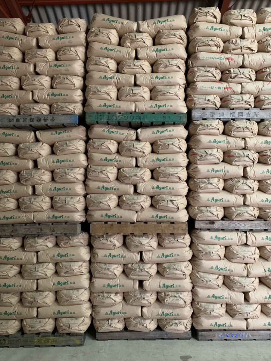 倉庫に山積みの玄米
